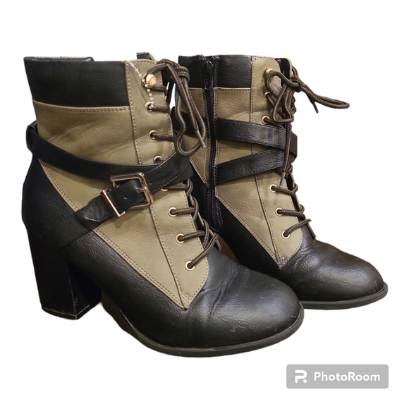Boots with Buckle and Zip-Up  9.5 - Picture 2 of 9